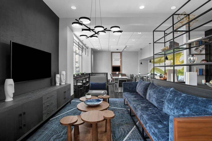 Lounge 26 of 38